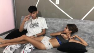 พี่ชายนวดหลังน้องสาวแล้วพลิกเย็ดหีสด ควยใหญ่ยัดมิดลำแตกในคาหี