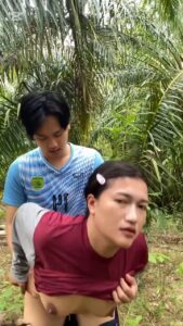 พี่ชายควยใหญ่ซอยหี้น้องสาวคาชุดนักเรียนในป่า เย็ดดุแตกคาหีสด EP.4