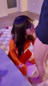 สาวฝรั่งแว่นผิวขาวอมควยใหญ่เมามันส์ โดนแฟนซอยหีแรงแตกในคาห้องนอน